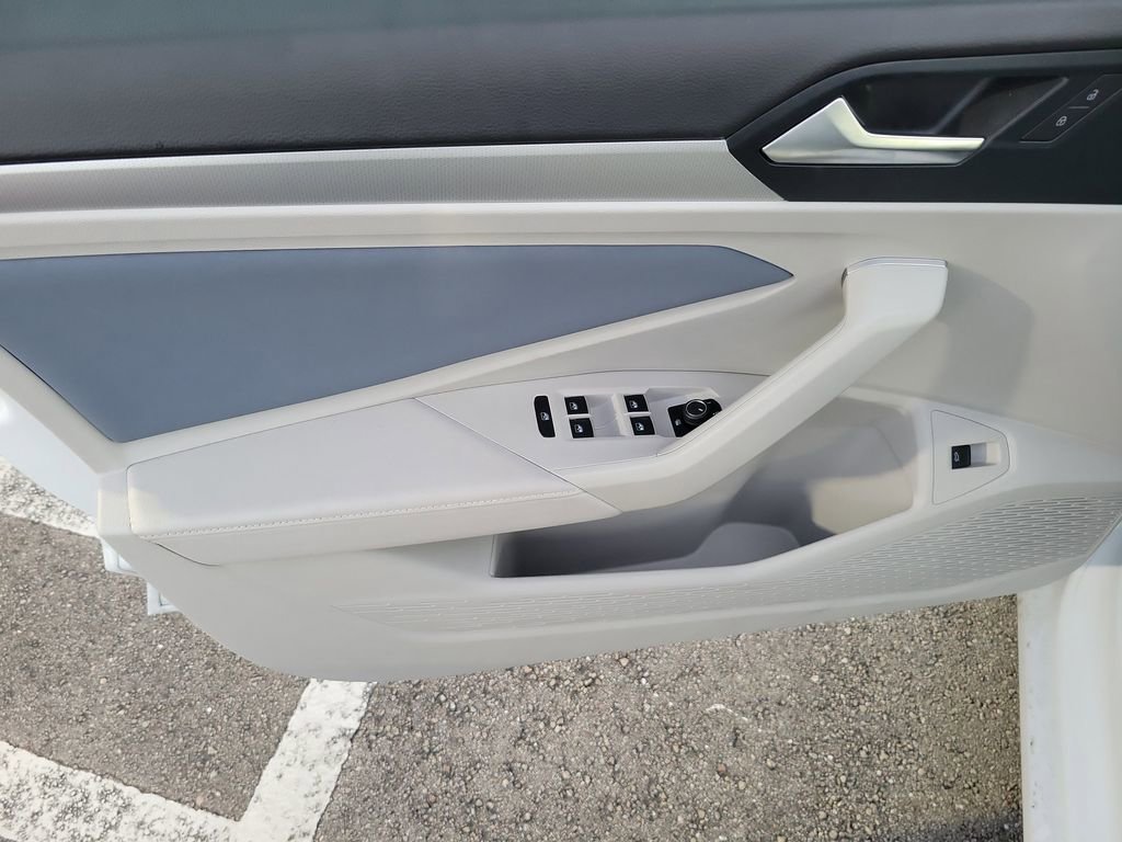 Used 2025 Volkswagen Jetta SE w/ Black Wheel Package image 16