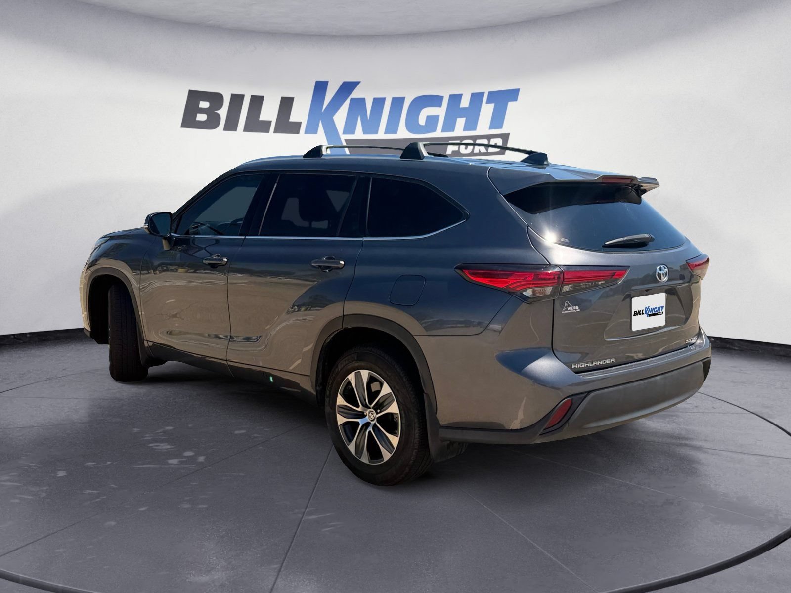 Used 2020 Toyota Highlander XLE AWD/4WD image 3
