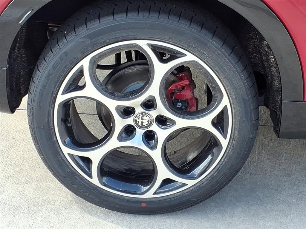 New 2025 Alfa Romeo Tonale Veloce w/ Premium Package AWD/4WD image 6