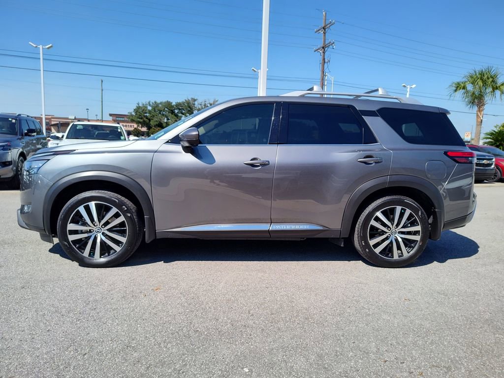 Used 2025 Nissan Pathfinder Platinum image 3