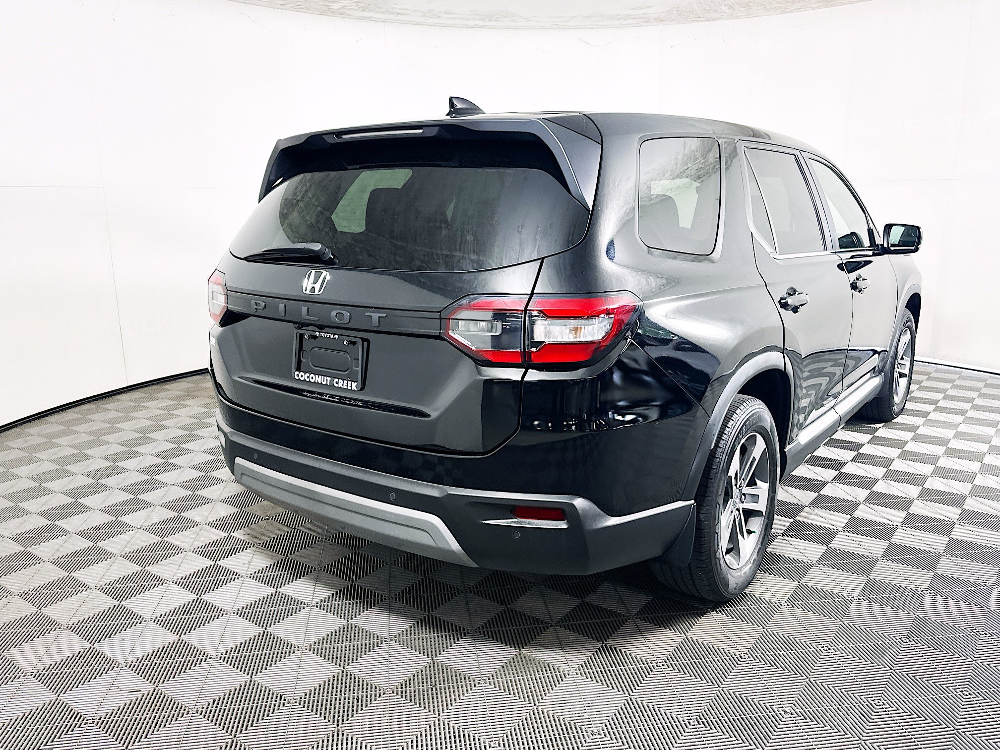 Used 2025 Honda Pilot EX-L image 3