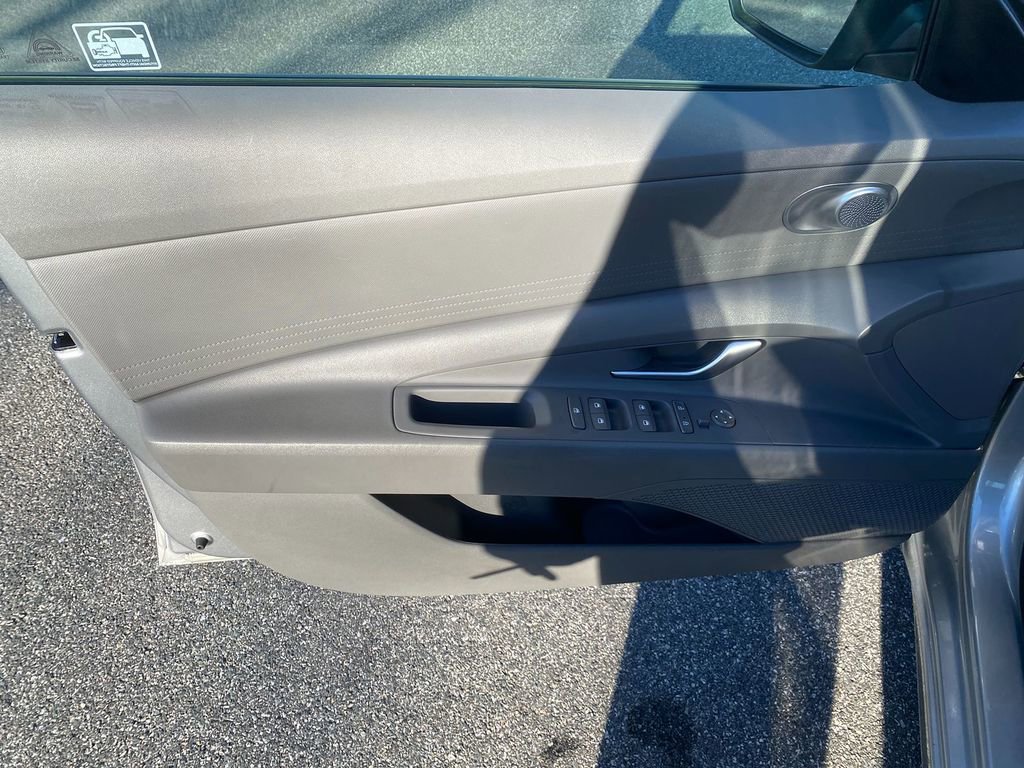 Used 2021 Hyundai Elantra SE image 11