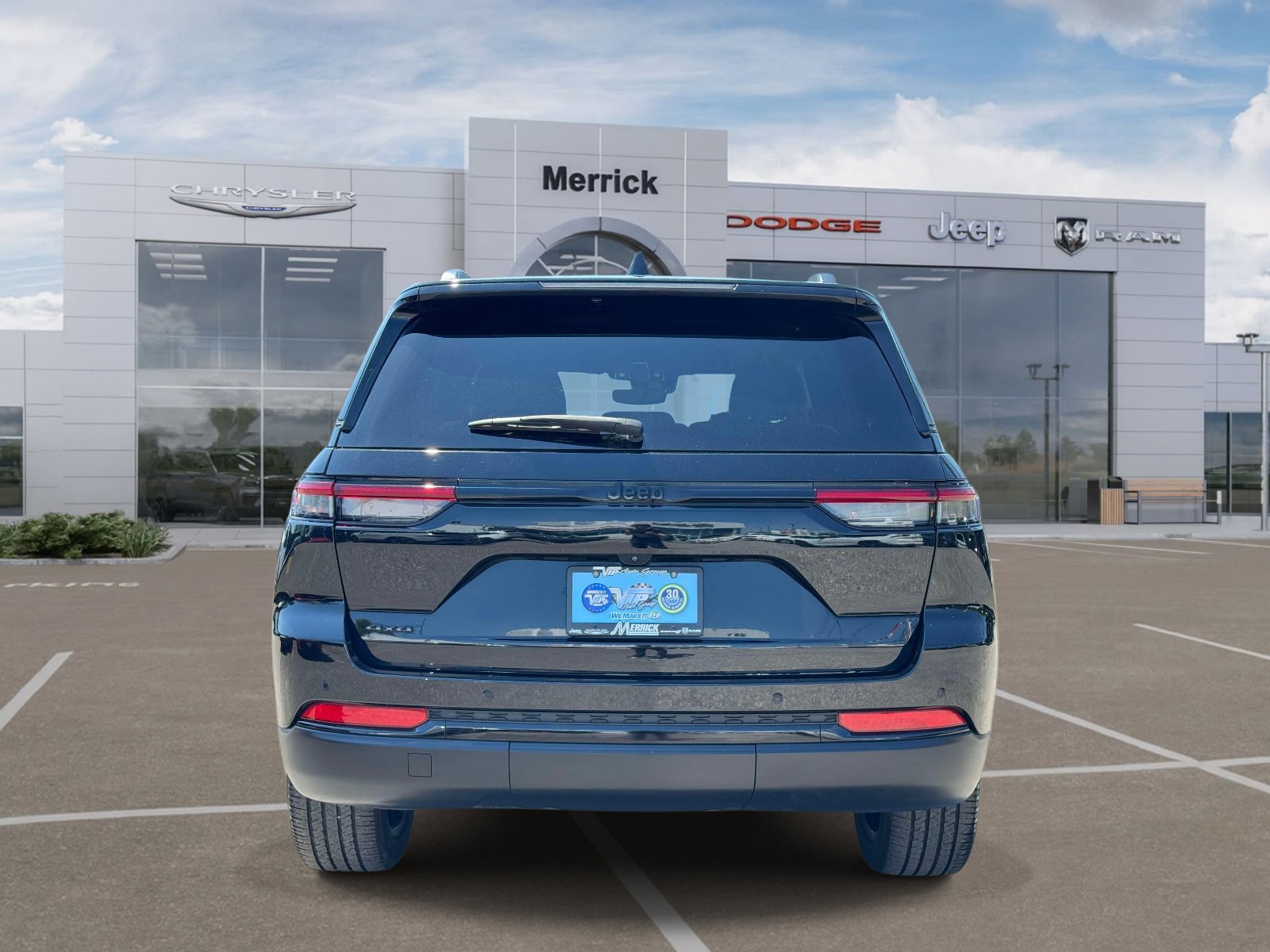 Used 2023 Jeep Grand Cherokee Altitude AWD/4WD image 7