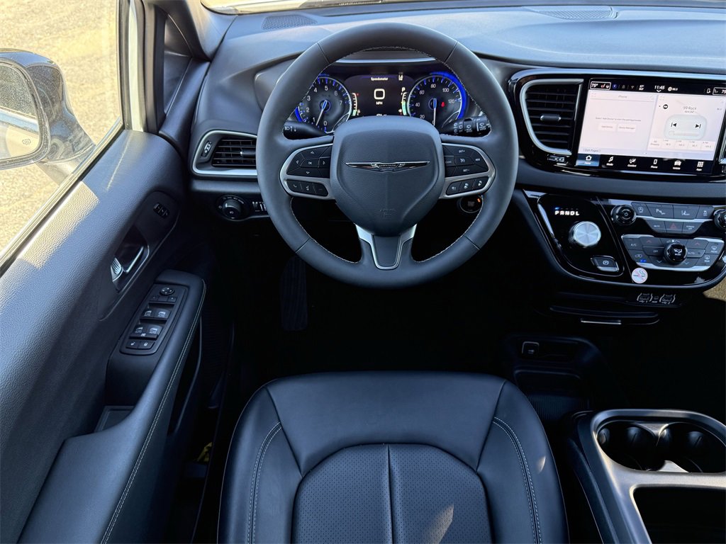Used 2025 Chrysler Pacifica Select image 15