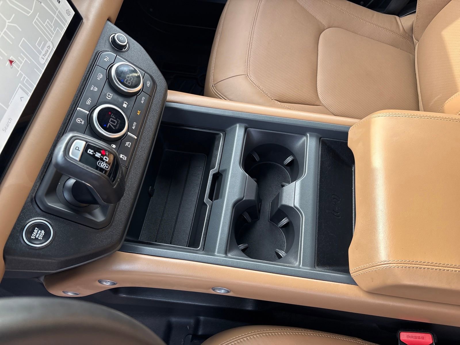 Used 2025 Land Rover Defender 130 X-Dynamic SE image 24