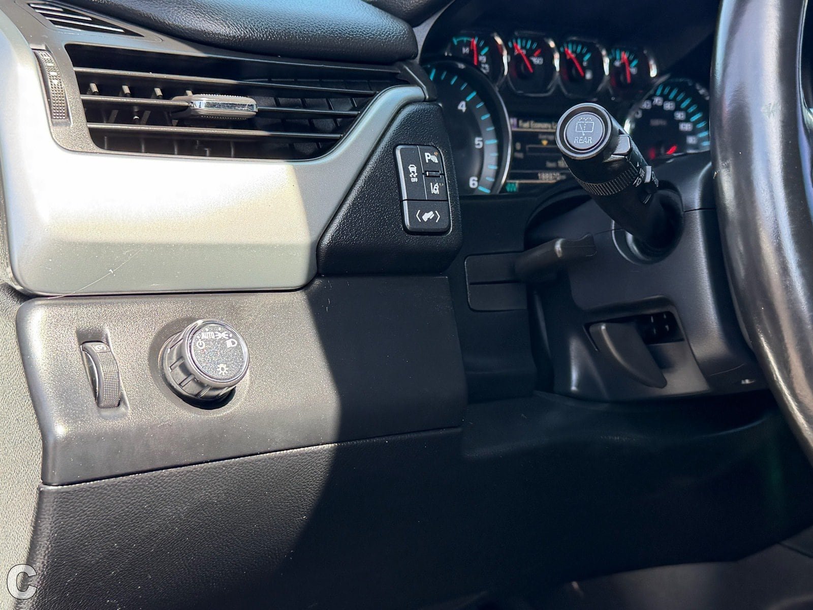 Used 2015 Chevrolet Suburban LT RWD image 26