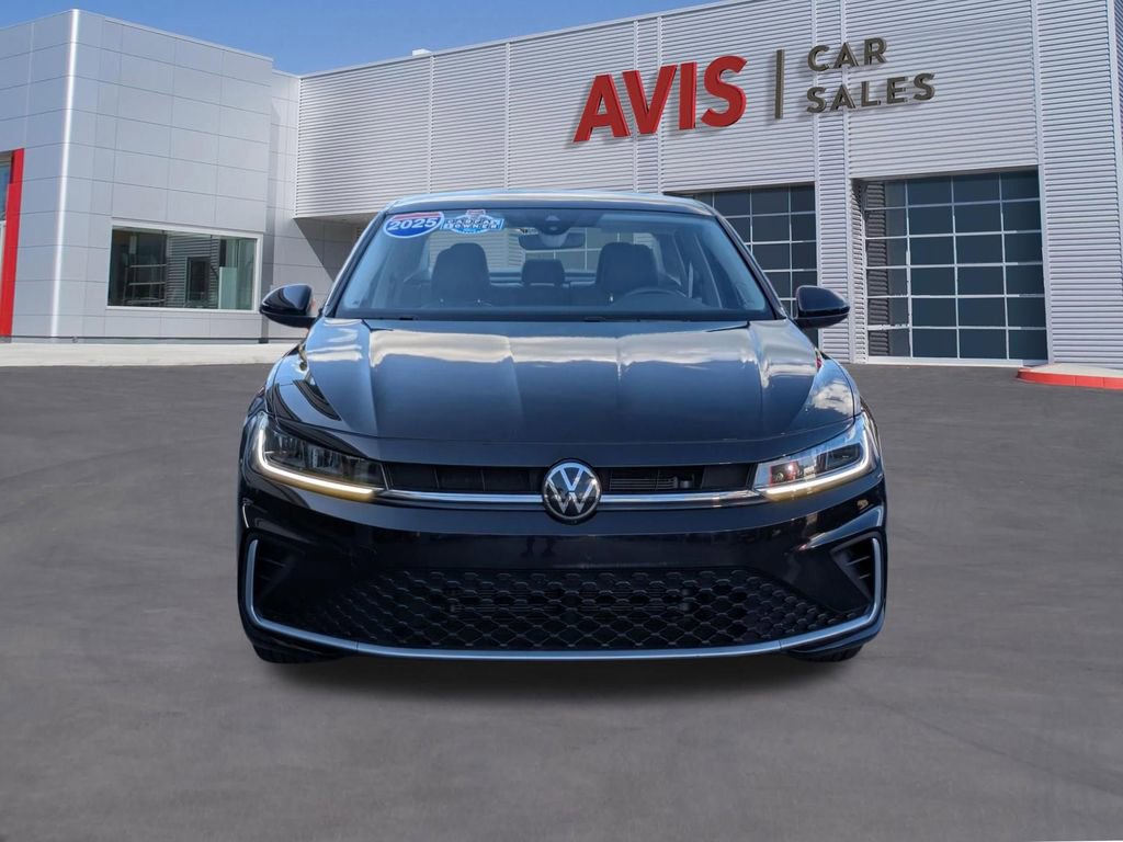 Used 2025 Volkswagen Jetta SE image 2