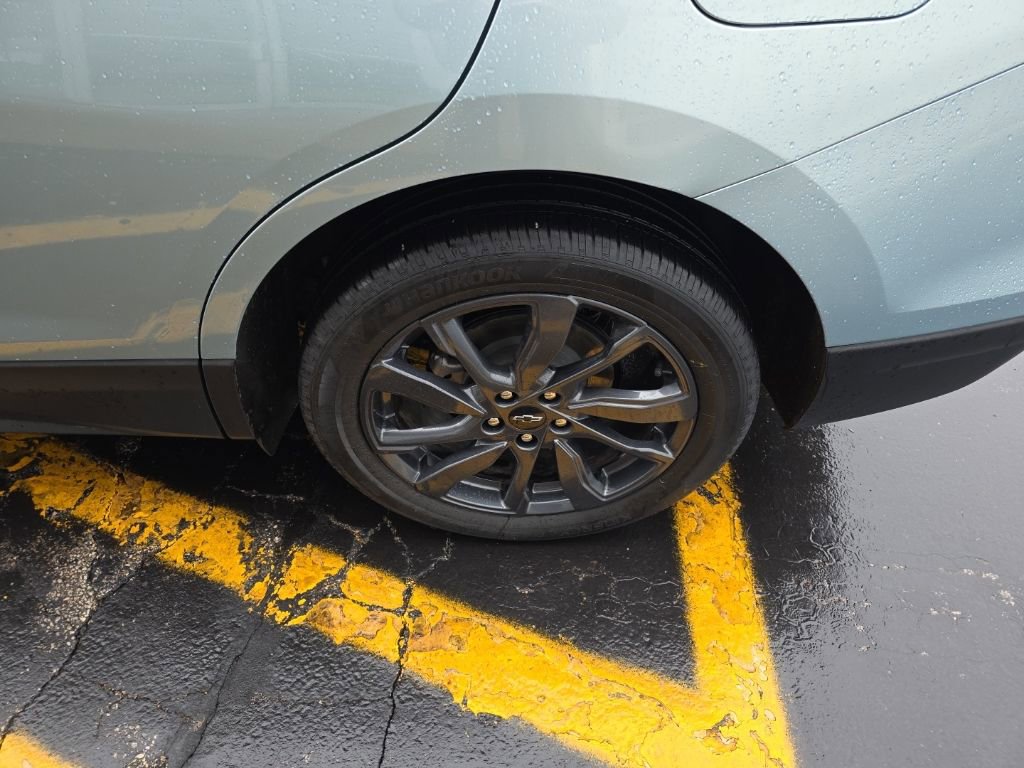 Used 2022 Chevrolet Equinox RS w/ LPO, Floor Liner Package image 11