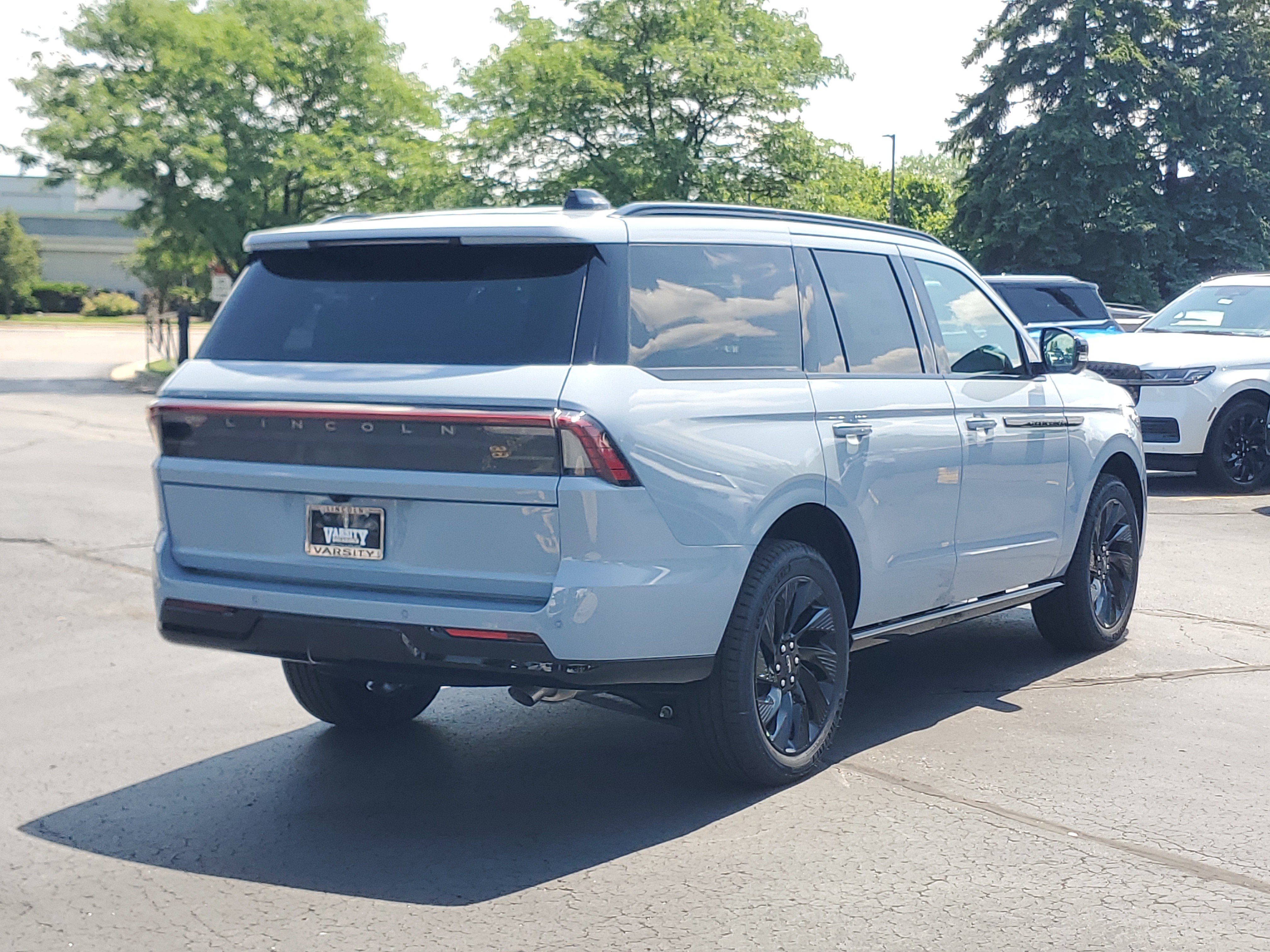 New 2027 Lincoln Navigator Reserve w/ Jet Appearance Package AWD/4WD image 4