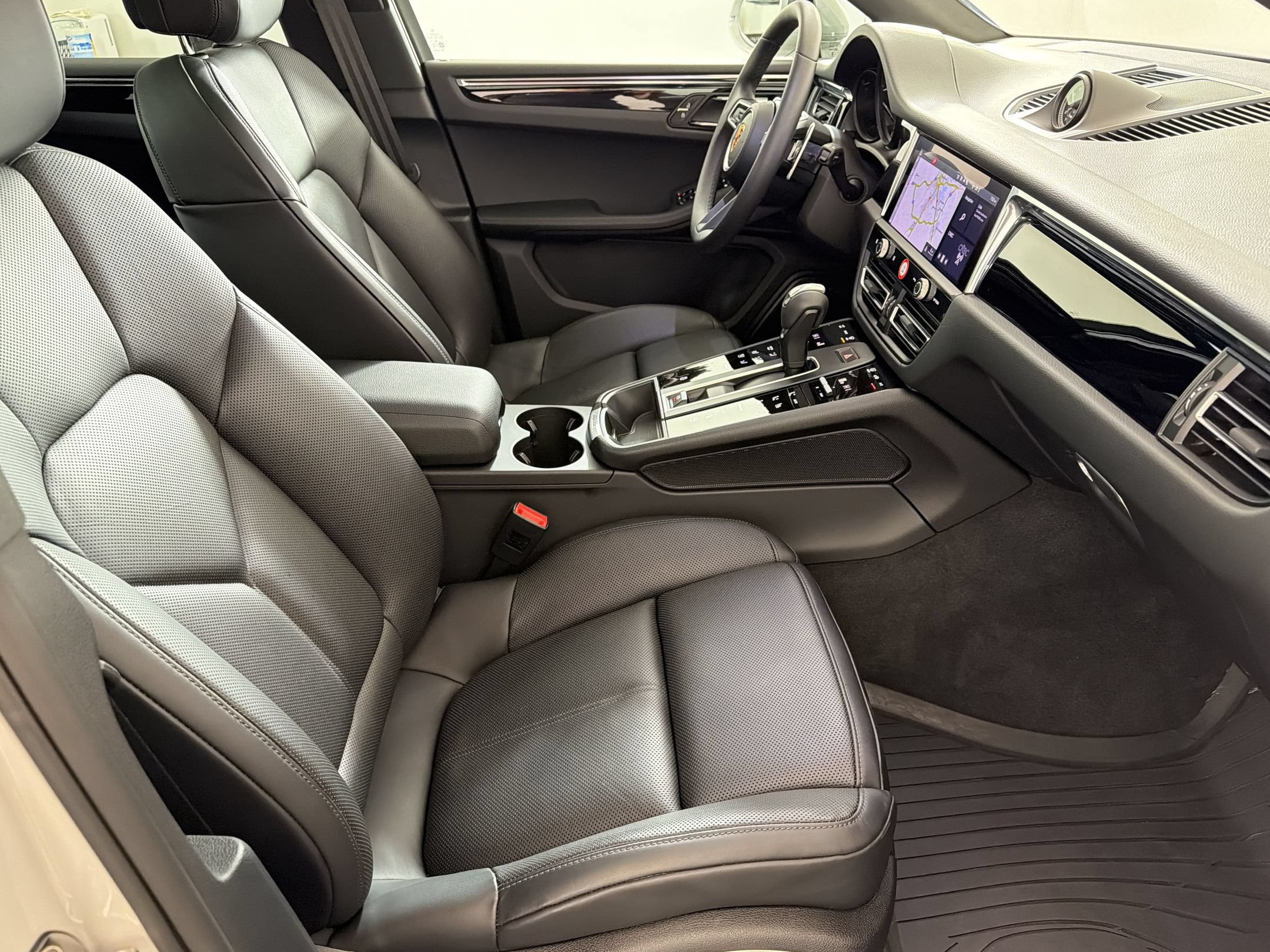 Certified 2025 Porsche Macan AWD/4WD image 31