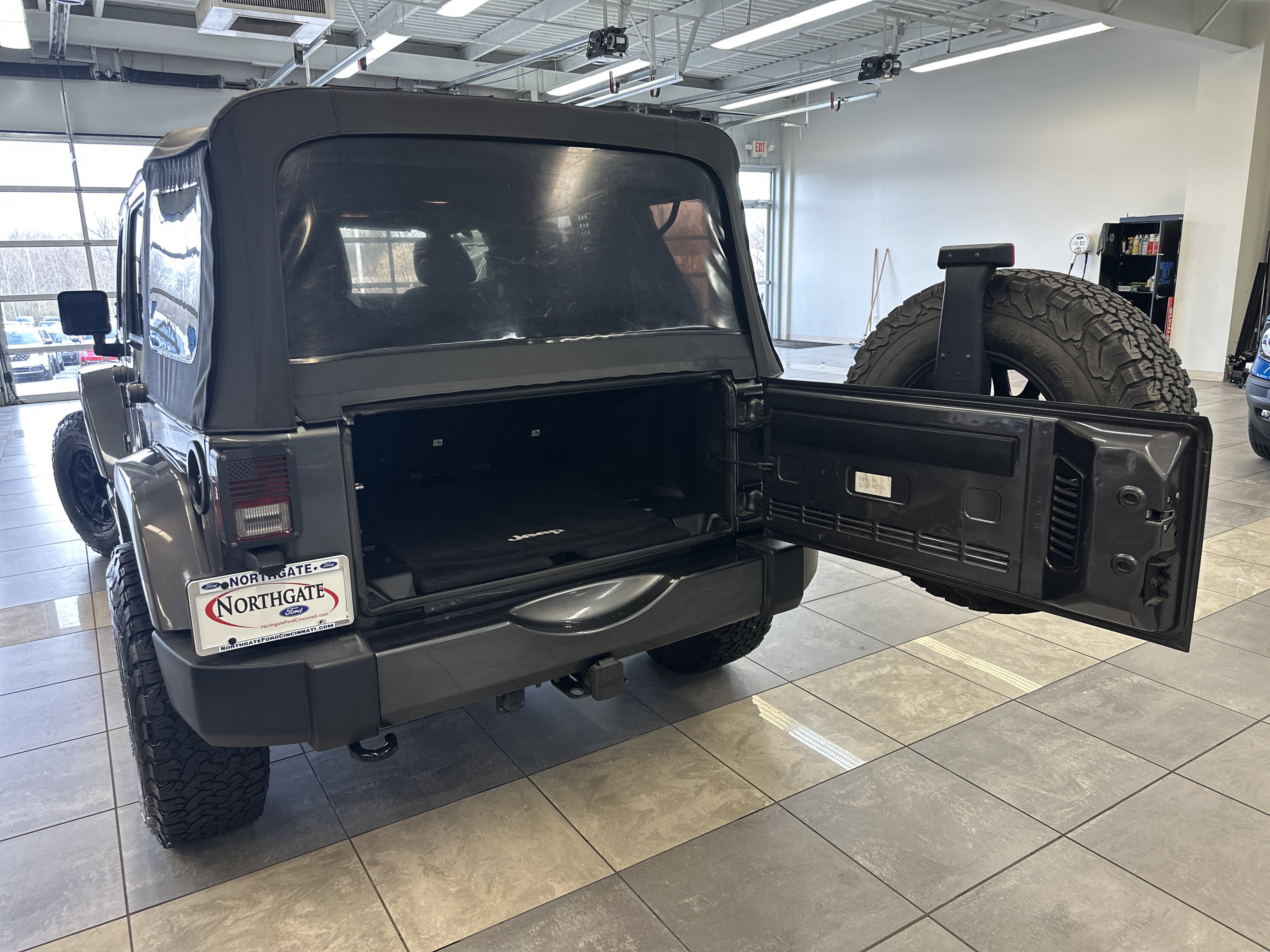 Used 2016 Jeep Wrangler Unlimited Sahara w/ Dual Top Group image 23