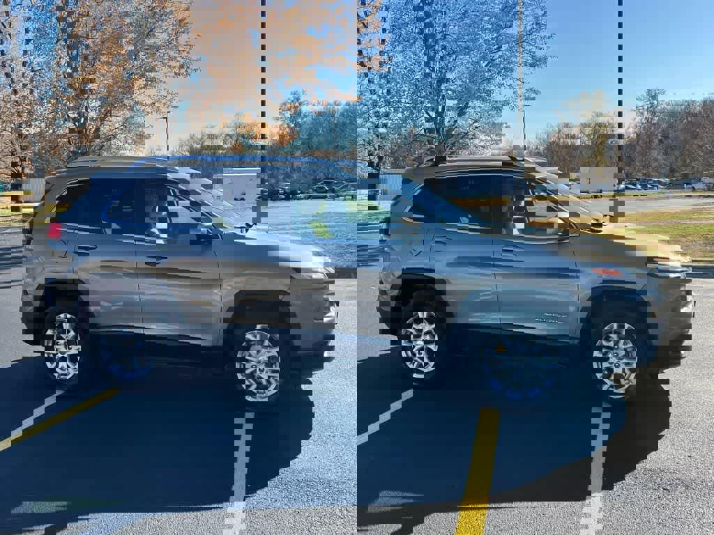 Used 2016 Jeep Cherokee Latitude w/ Cold Weather Group image 7