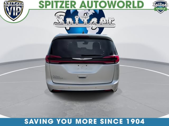 Used 2024 Chrysler Pacifica Touring-L FWD image 8