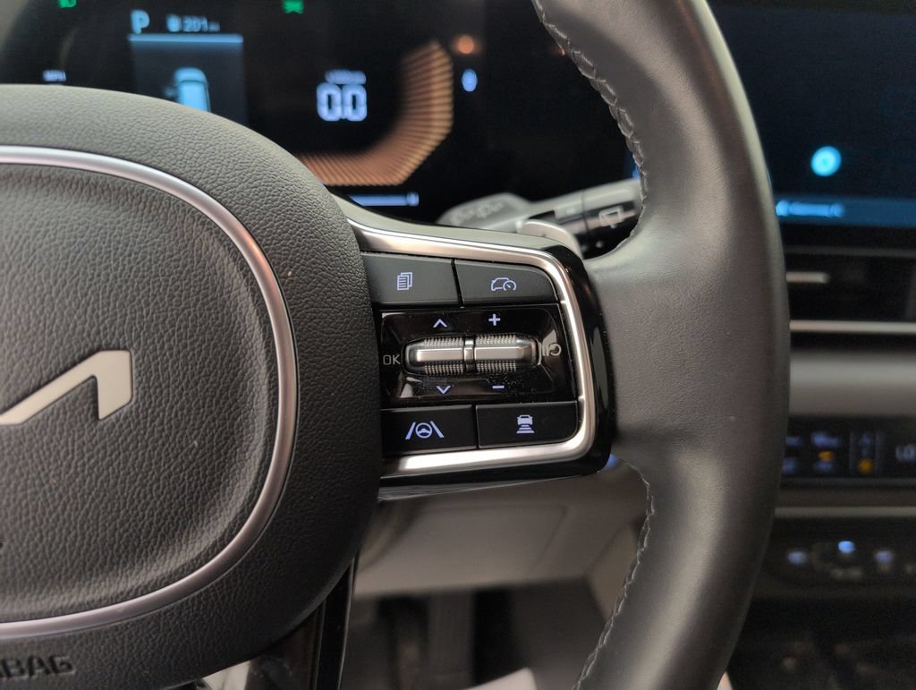 Used 2025 Kia Carnival EX FWD image 38