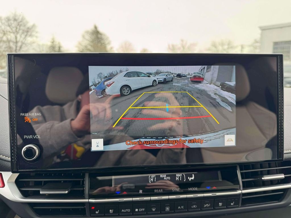 Used 2025 Toyota Sienna Limited image 28