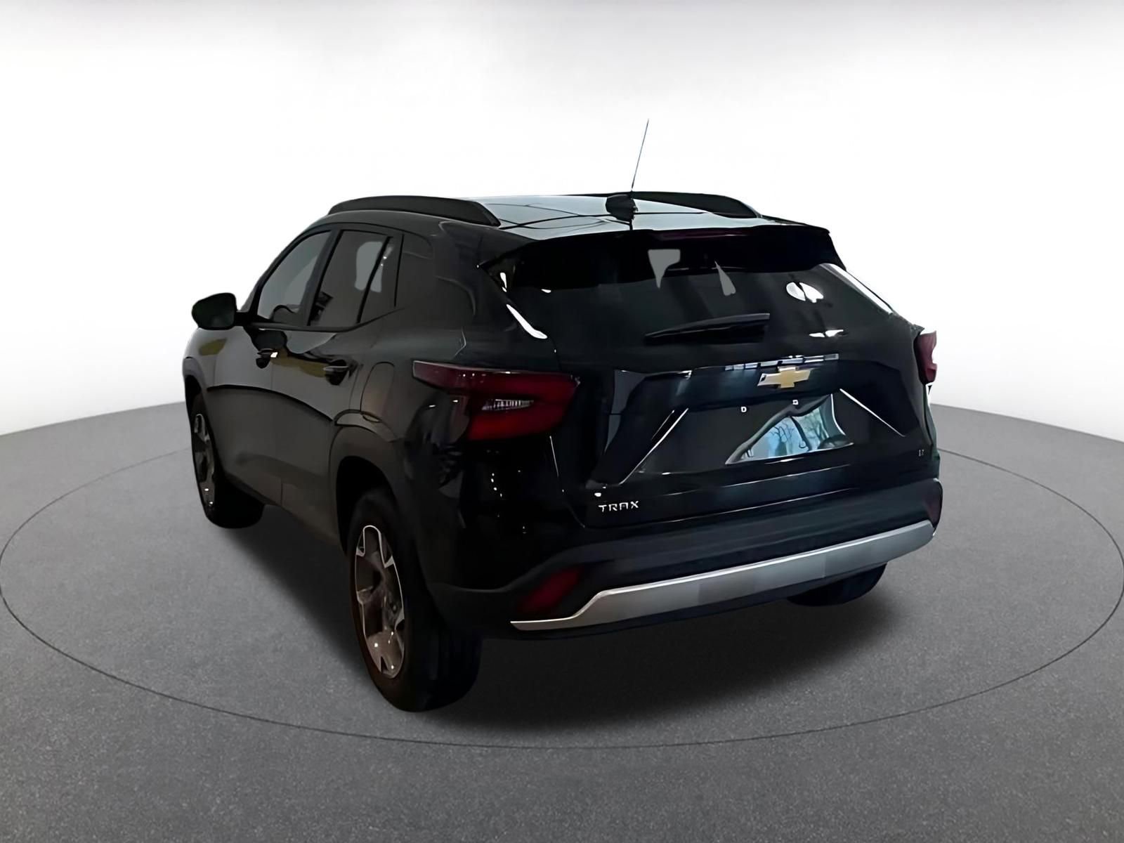 Used 2025 Chevrolet Trax LT w/ LT Convenience Package image 11