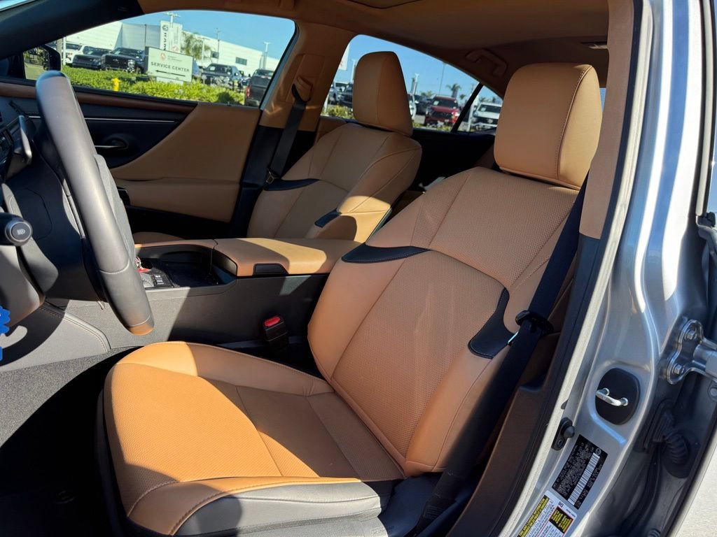 Used 2025 Lexus ES 300h w/ Premium Package FWD image 5