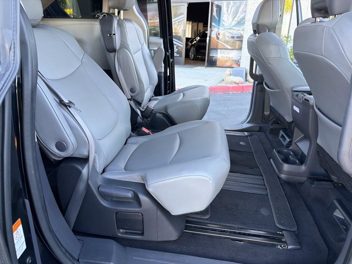 Used 2024 Toyota Sienna XLE FWD image 40