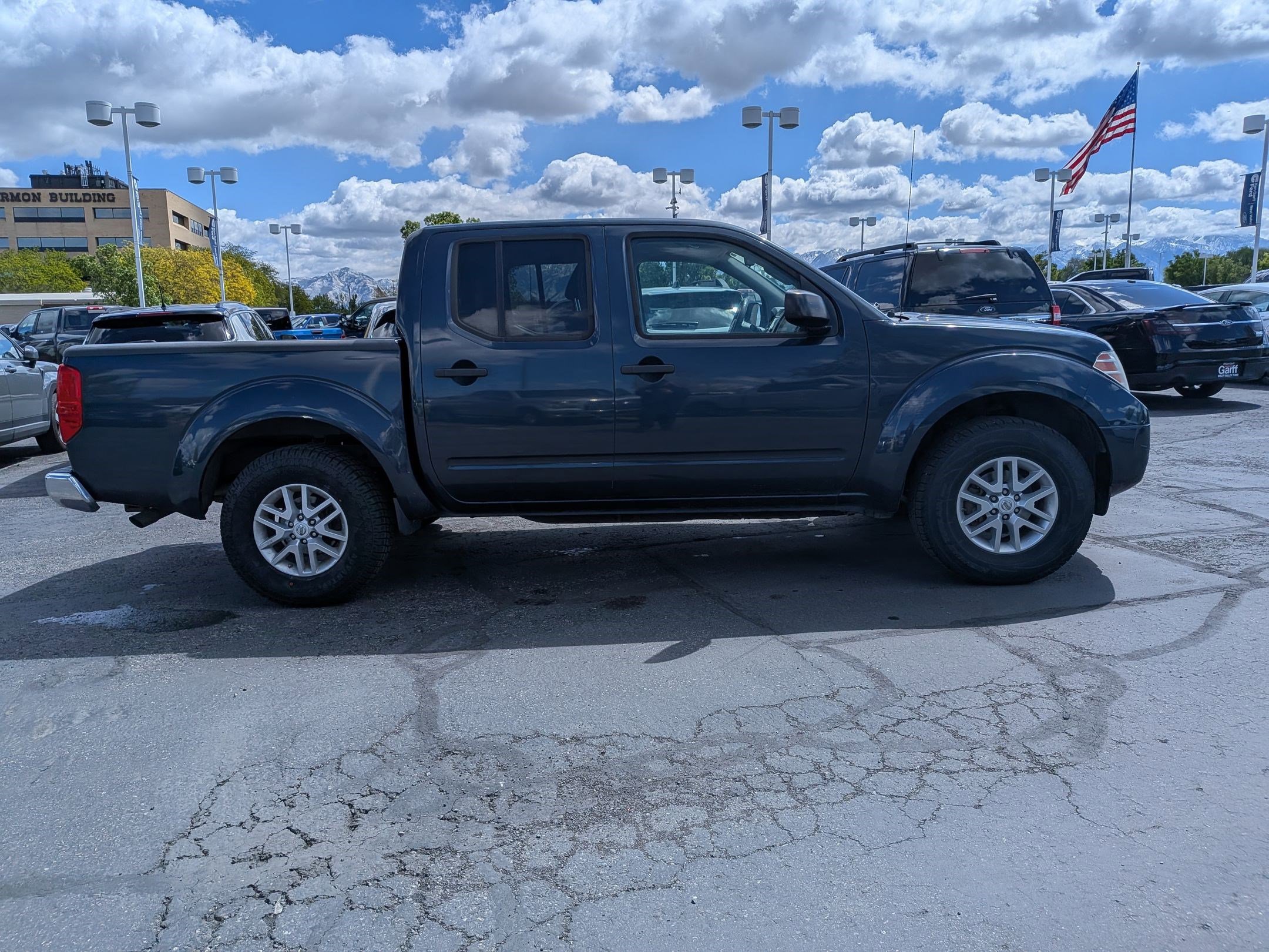 Used 2017 Nissan Frontier SV image 2