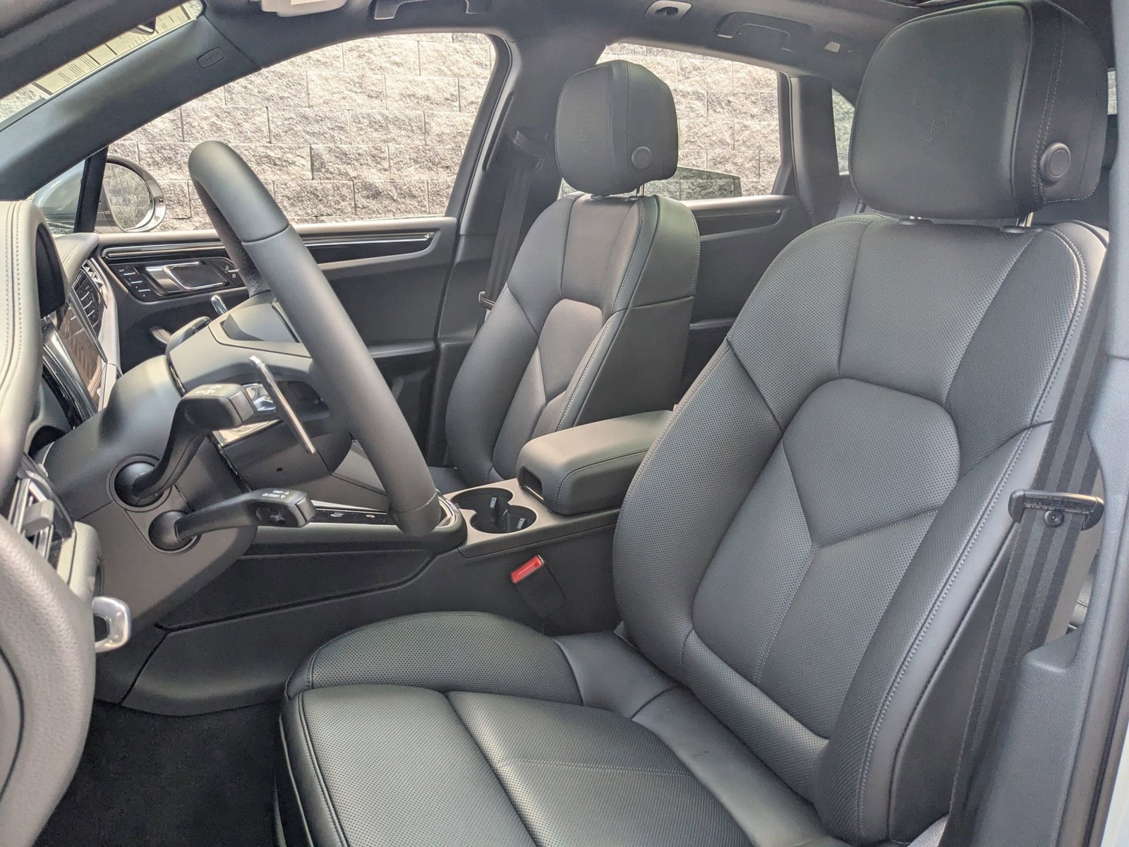 Certified 2025 Porsche Macan Turbo image 5