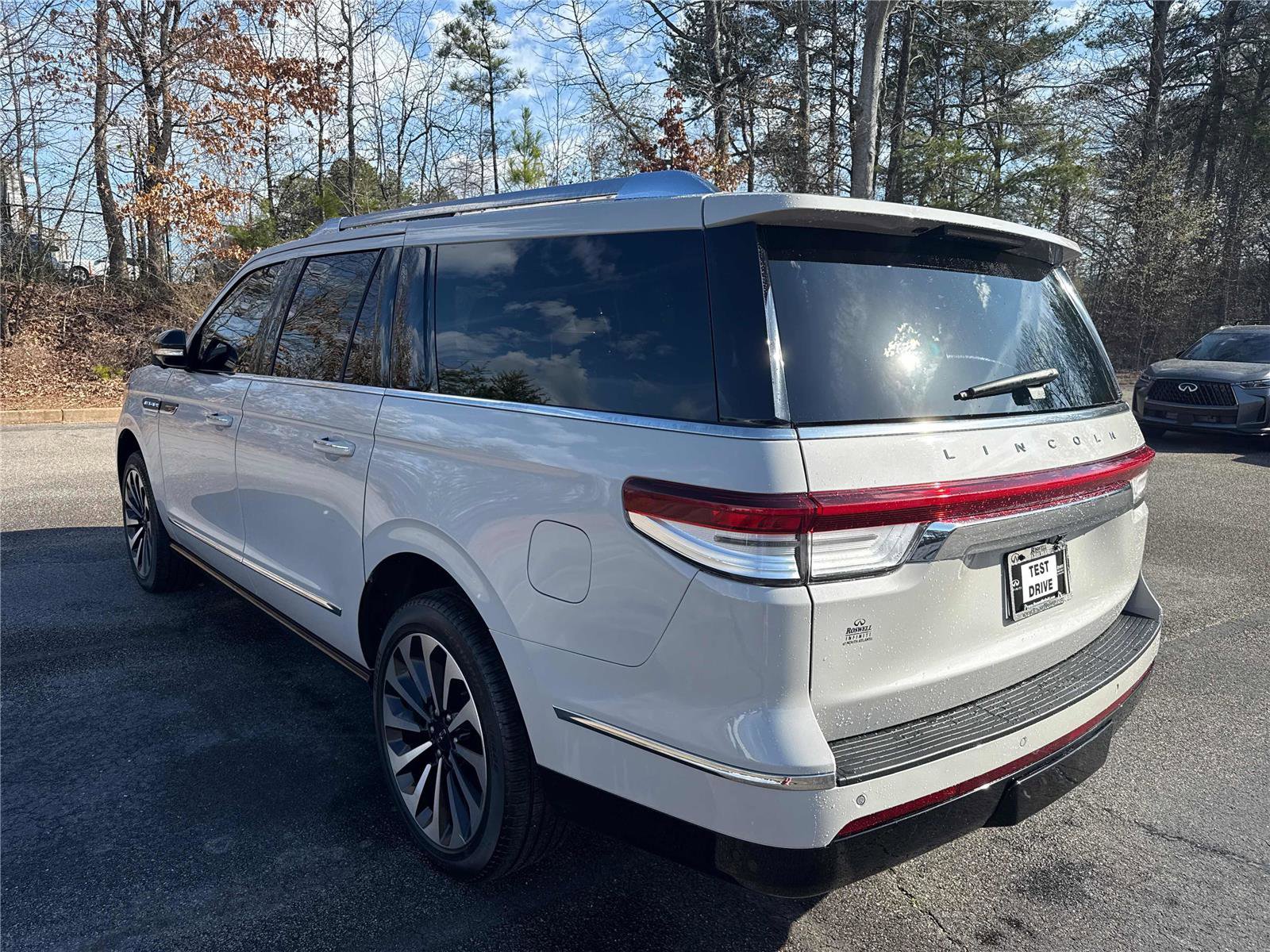 Used 2023 Lincoln Navigator L Reserve AWD/4WD image 7
