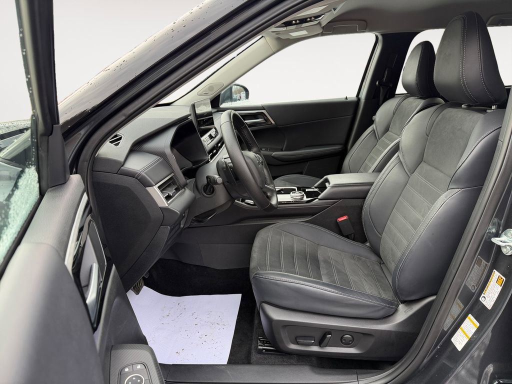 Used 2025 Mitsubishi Outlander SE image 13