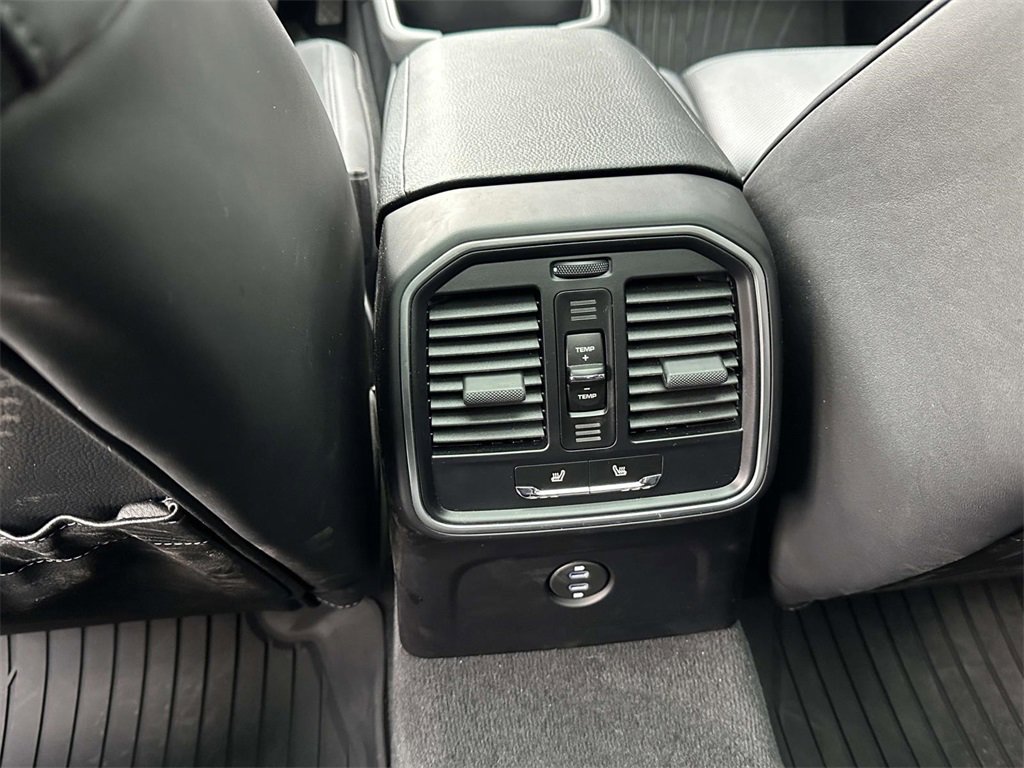 Certified 2025 Porsche Macan image 13