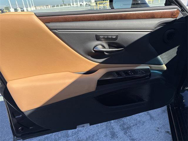 Certified 2025 Lexus ES 300h w/ Premium Package image 13