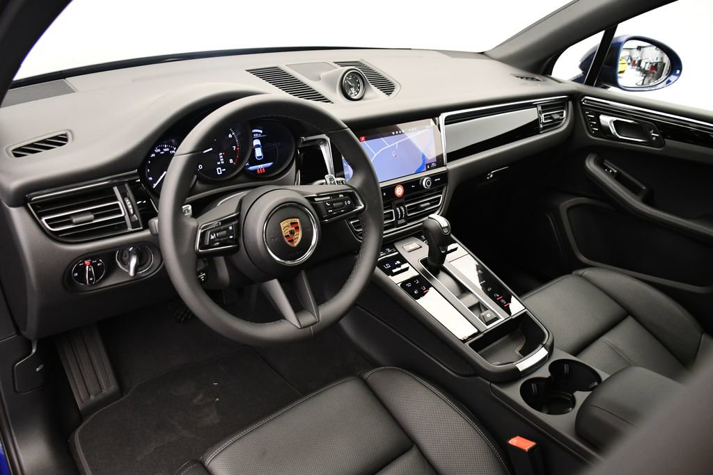 Certified 2025 Porsche Macan image 4
