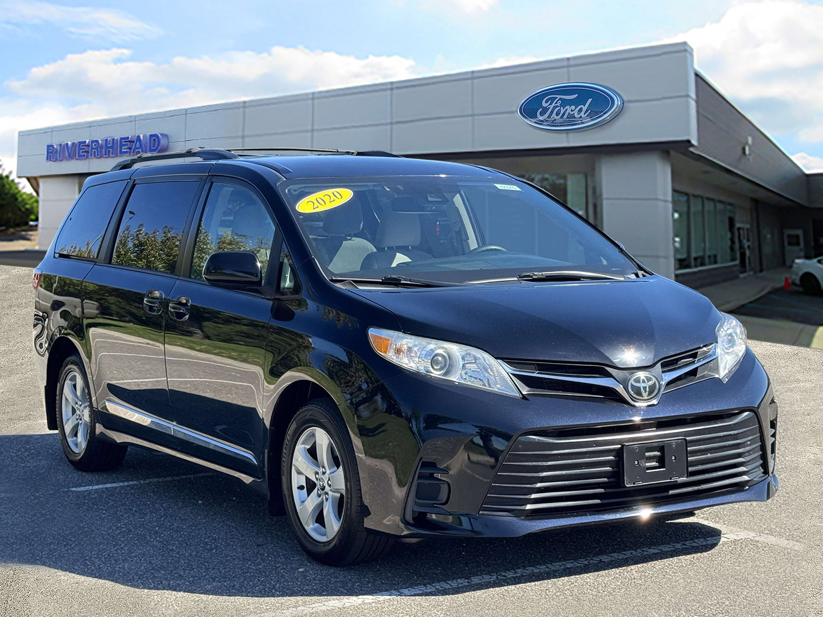 Used 2020 Toyota Sienna LE image 2