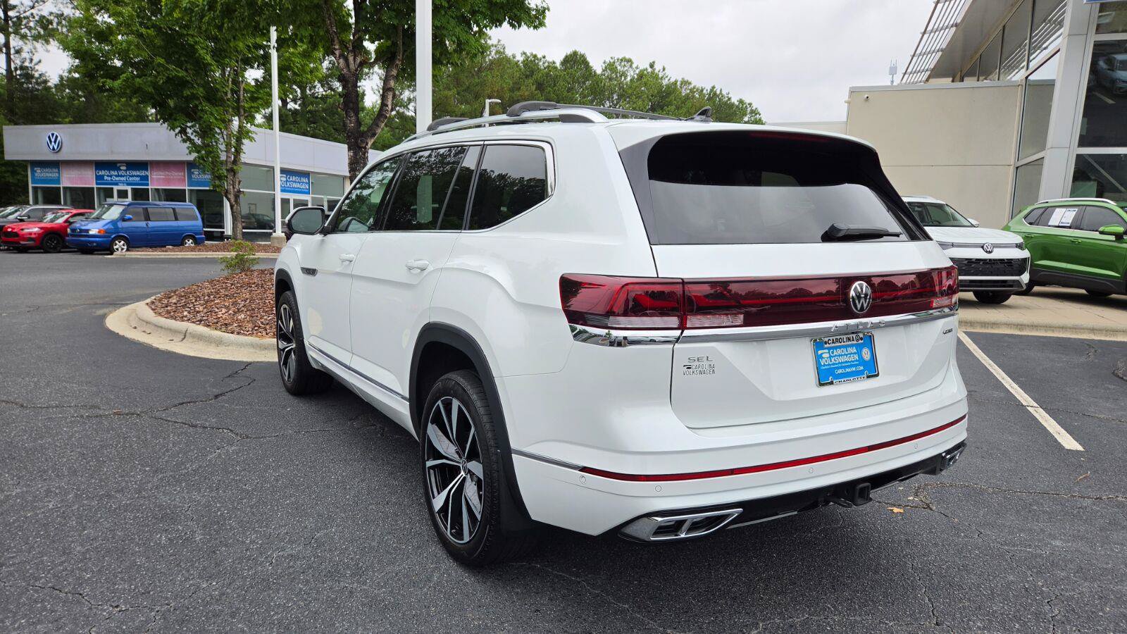 Used 2024 Volkswagen Atlas SEL Premium R-Line AWD/4WD image 3