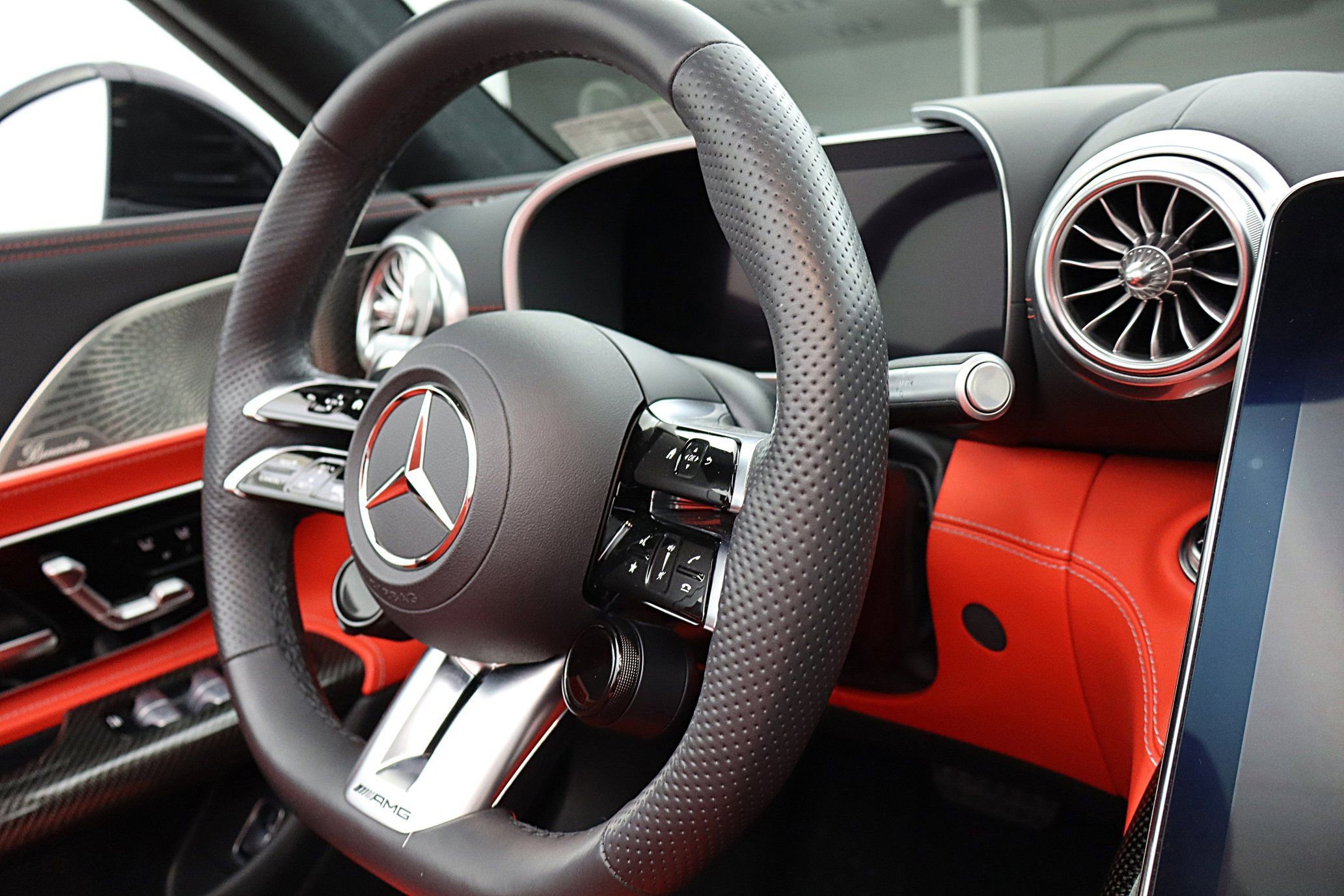 Used 2024 Mercedes-Benz SL 63 AMG 4MATIC image 32