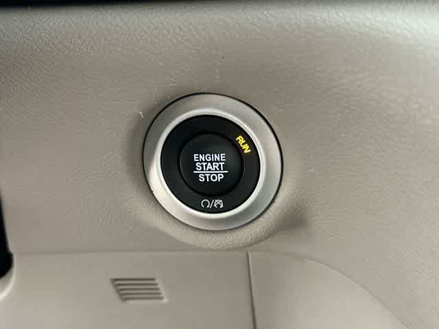 Used 2022 Chrysler Voyager LX FWD image 10