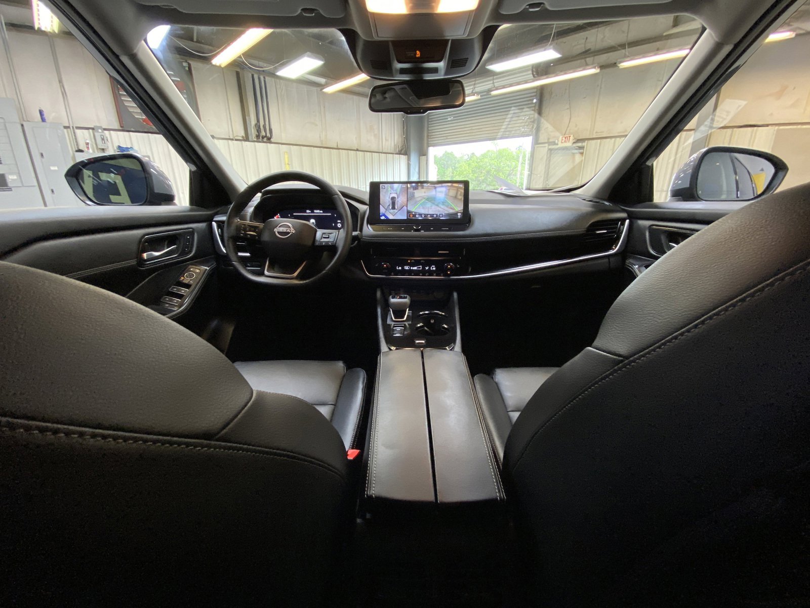 Used 2025 Nissan Rogue SL w/ Tech Package FWD image 18