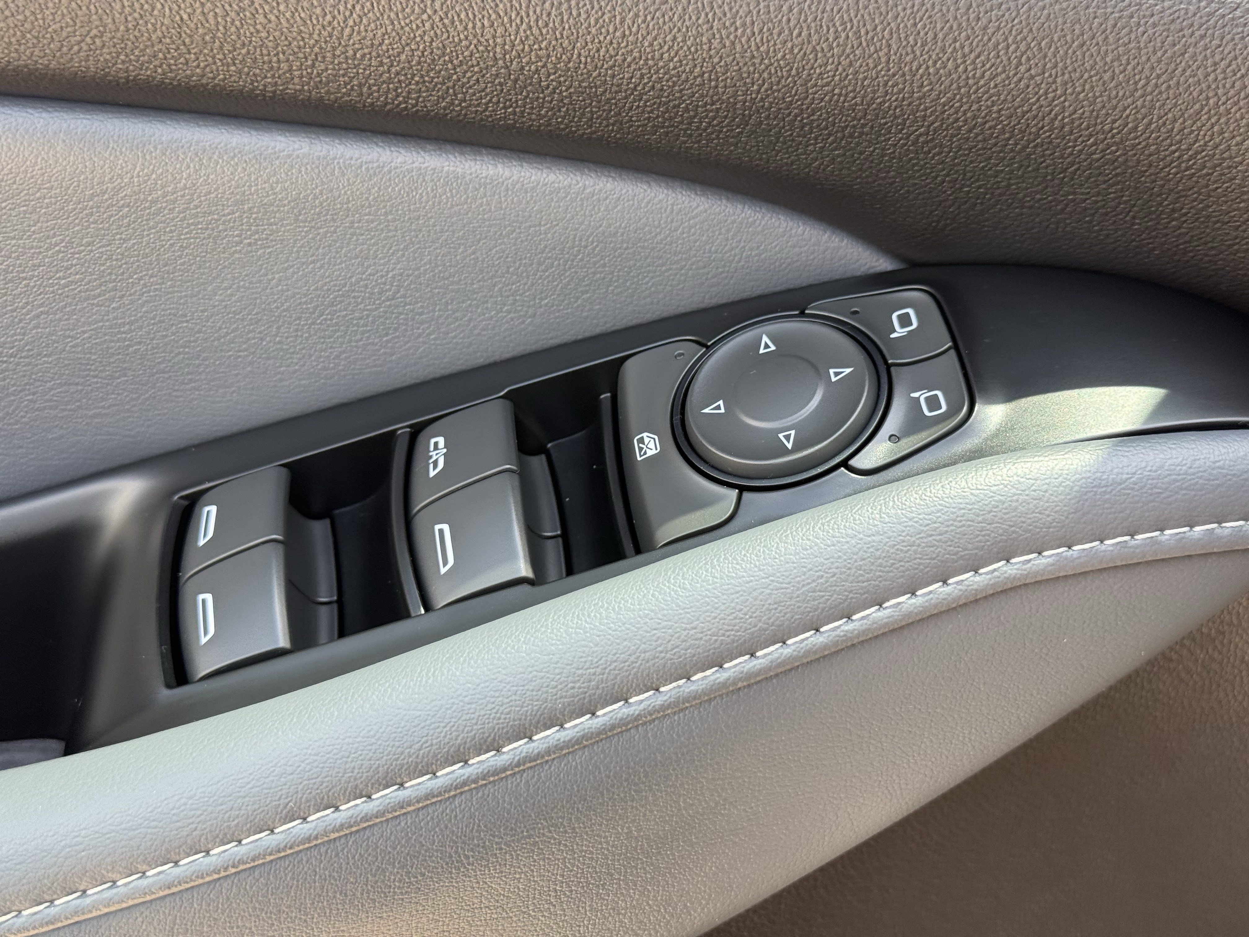 Used 2023 Buick Enclave Essence w/ Sport Touring Edition FWD image 26