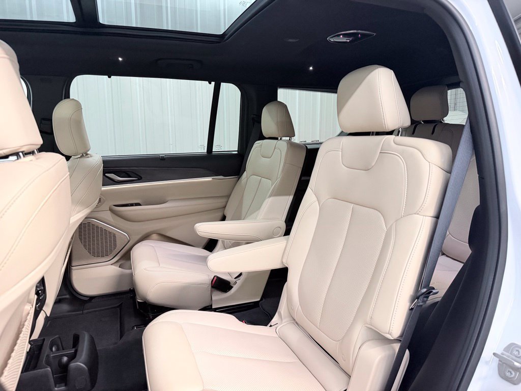 Used 2025 Jeep Grand Cherokee L Limited w/ Luxury Tech Group II RWD image 38