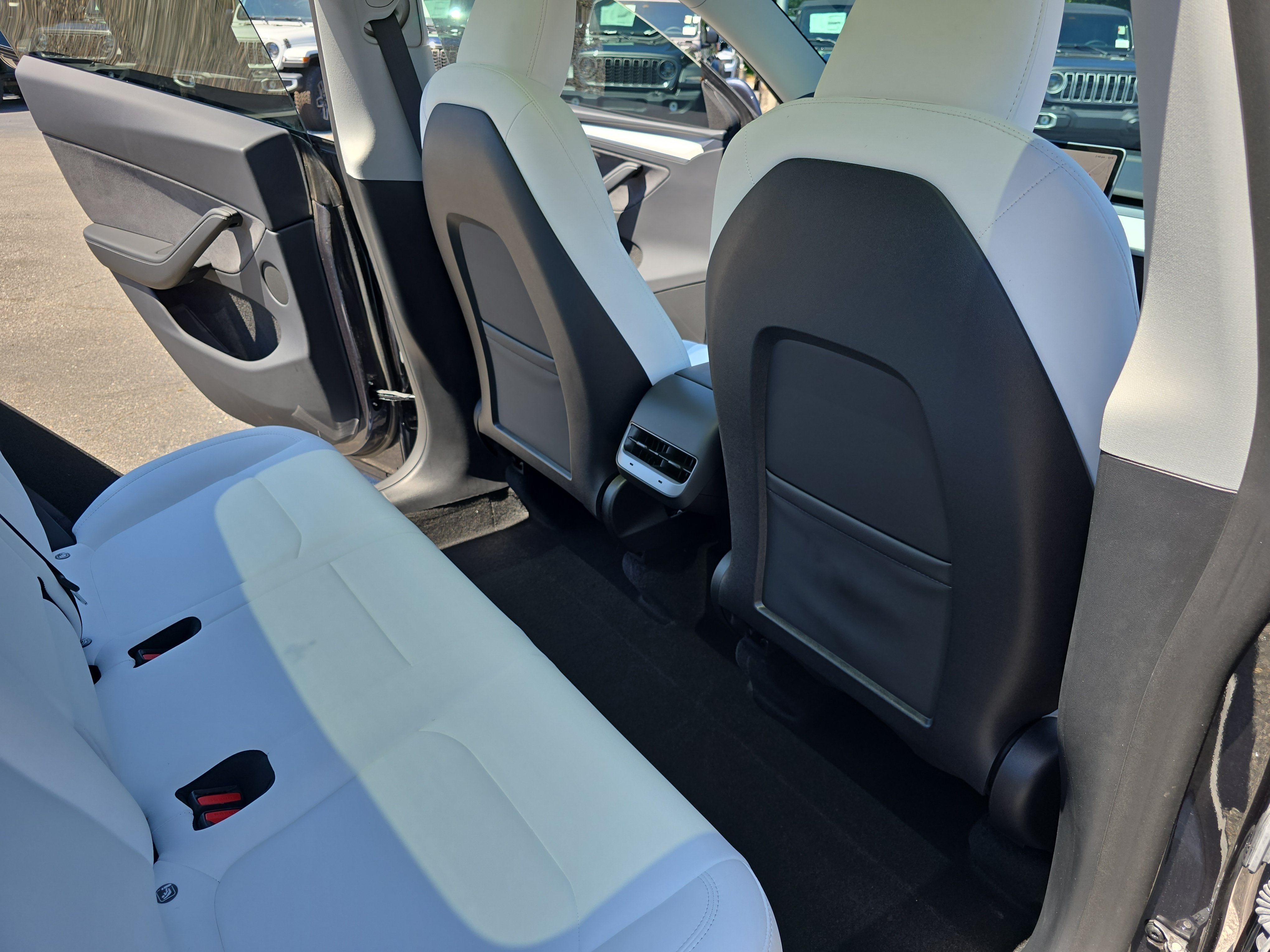 Used 2024 Tesla Model Y Long Range AWD/4WD image 11