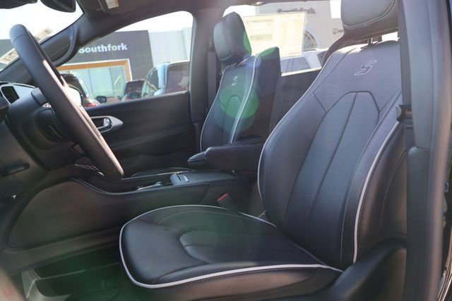 New 2026 Chrysler Pacifica Limited w/ Uconnect Theater Family Group FWD image 13