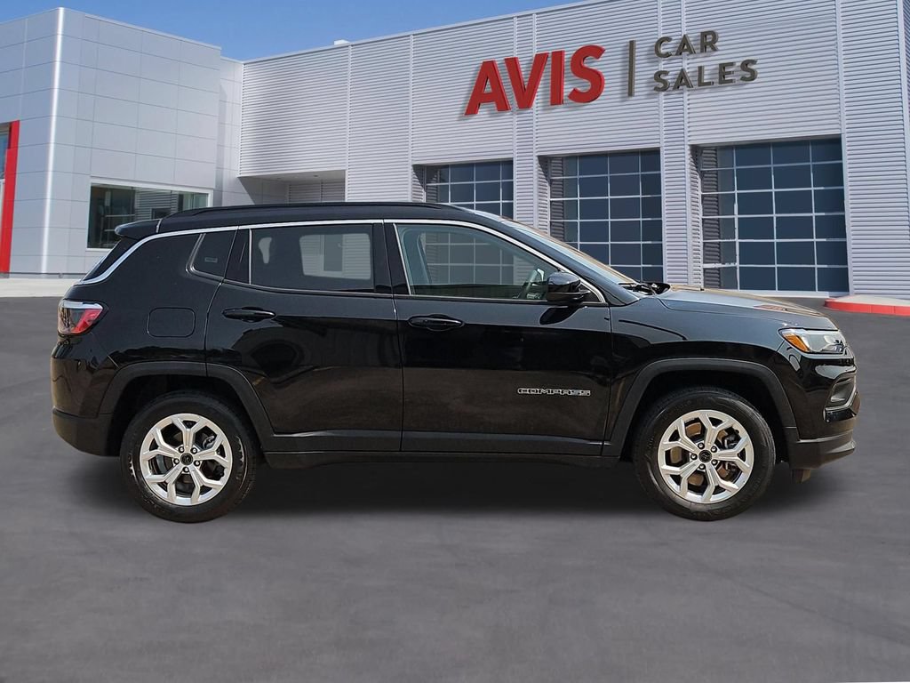 Used 2025 Jeep Compass Latitude AWD/4WD image 5