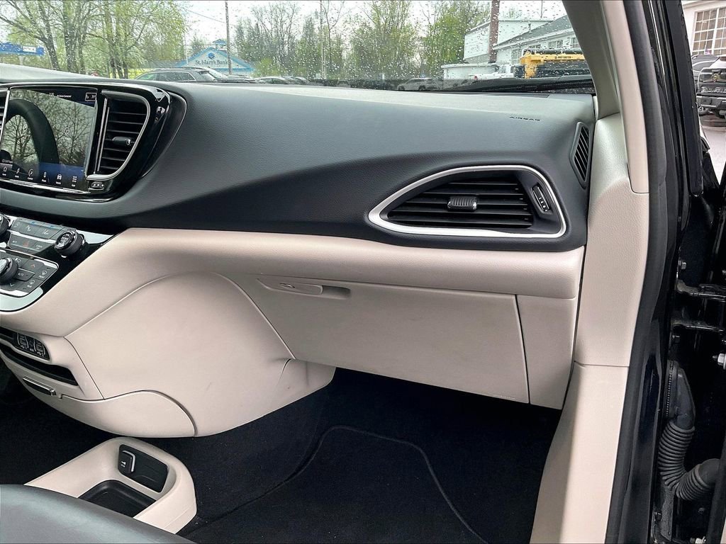 Used 2023 Chrysler Pacifica Touring-L FWD image 13