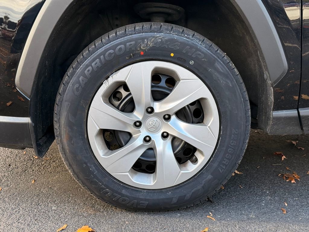 Used 2022 Toyota RAV4 LE image 10