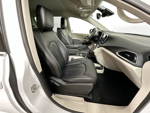 Used 2024 Chrysler Pacifica Touring-L image 29