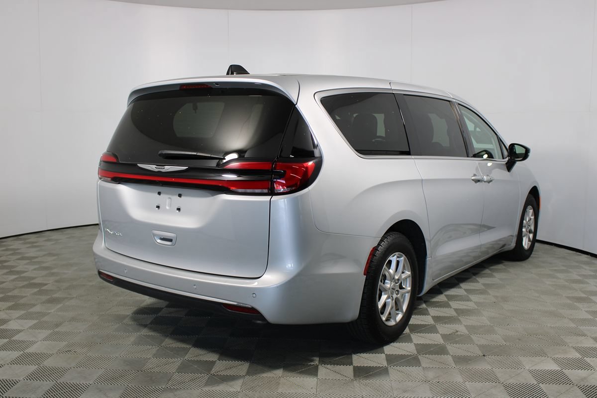 Used 2024 Chrysler Pacifica Touring-L FWD image 5