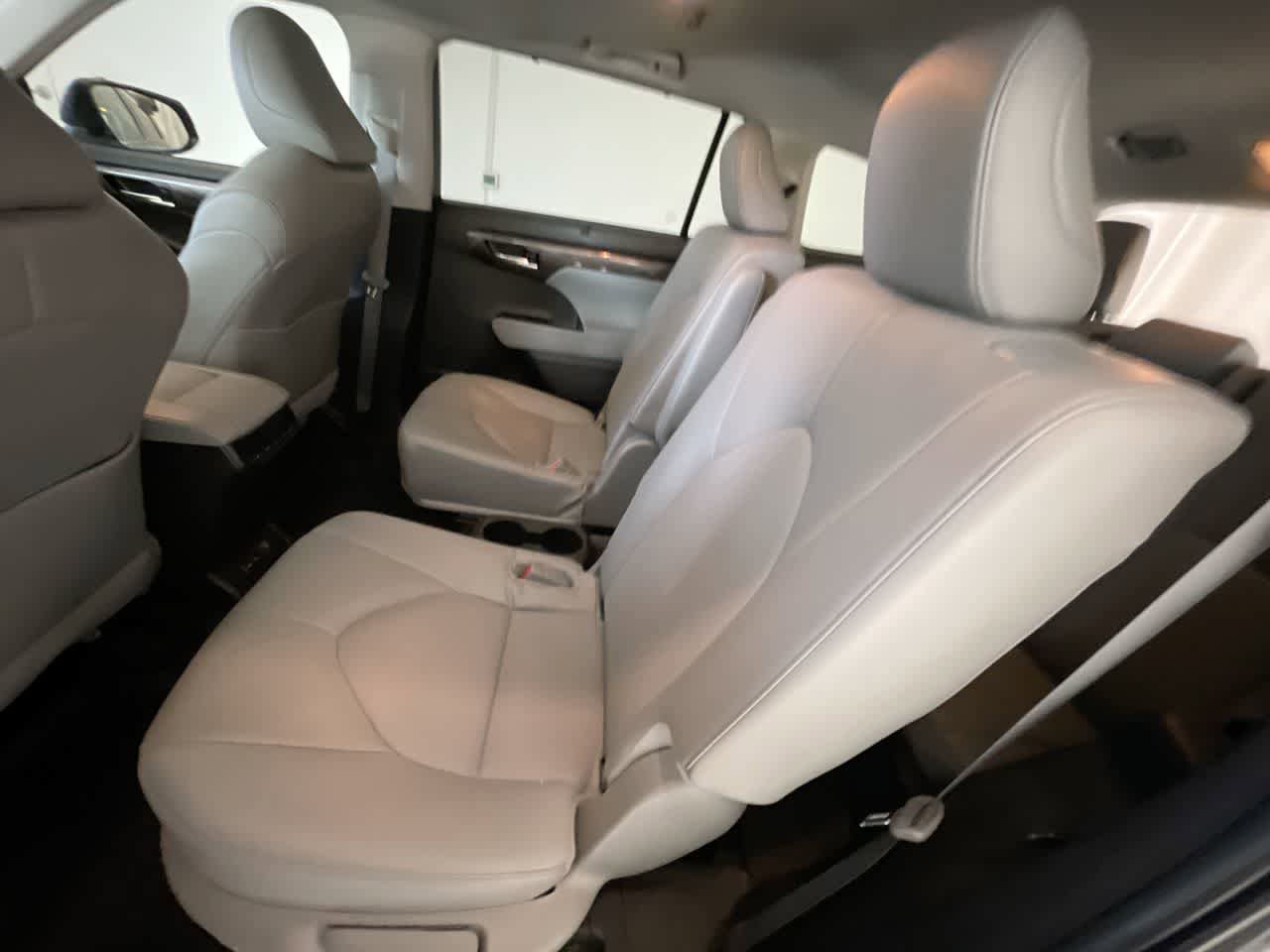 Used 2024 Toyota Highlander Limited AWD/4WD image 23