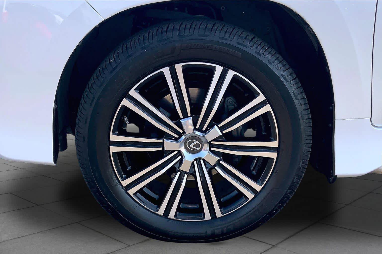 Used 2019 Lexus LX 570 4WD w/ Luxury Package image 11