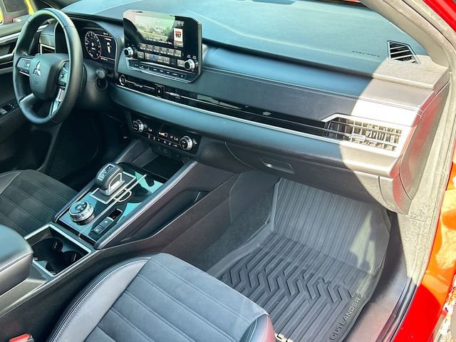 Used 2024 Mitsubishi Outlander SE Black Edition image 28