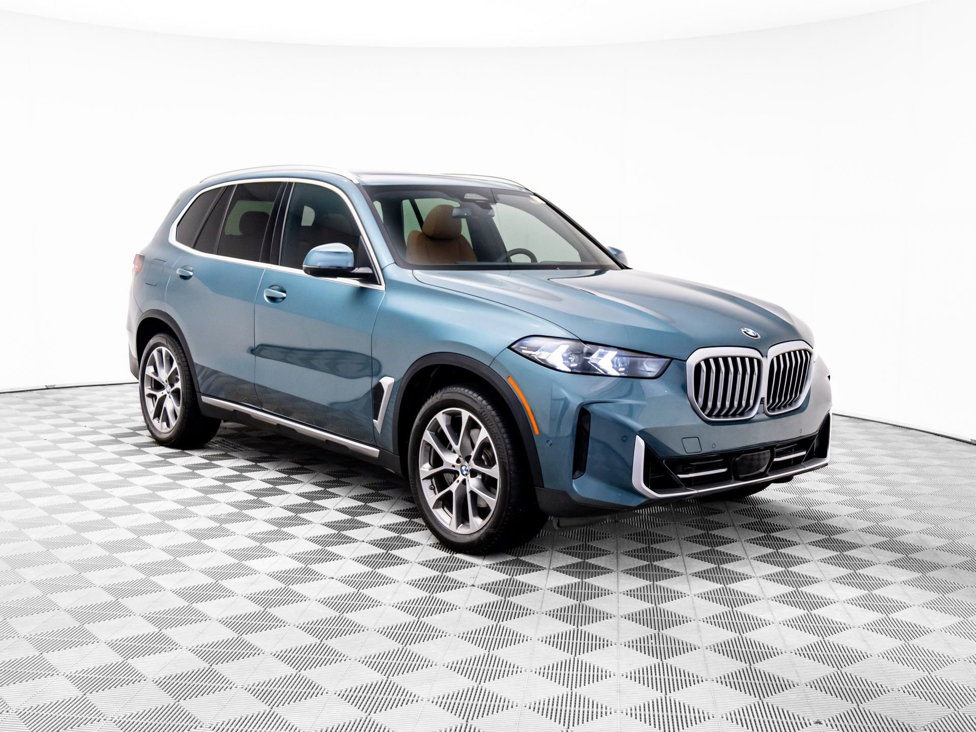 Used 2024 BMW X5 xDrive40i w/ Parking Assistance Package image 8