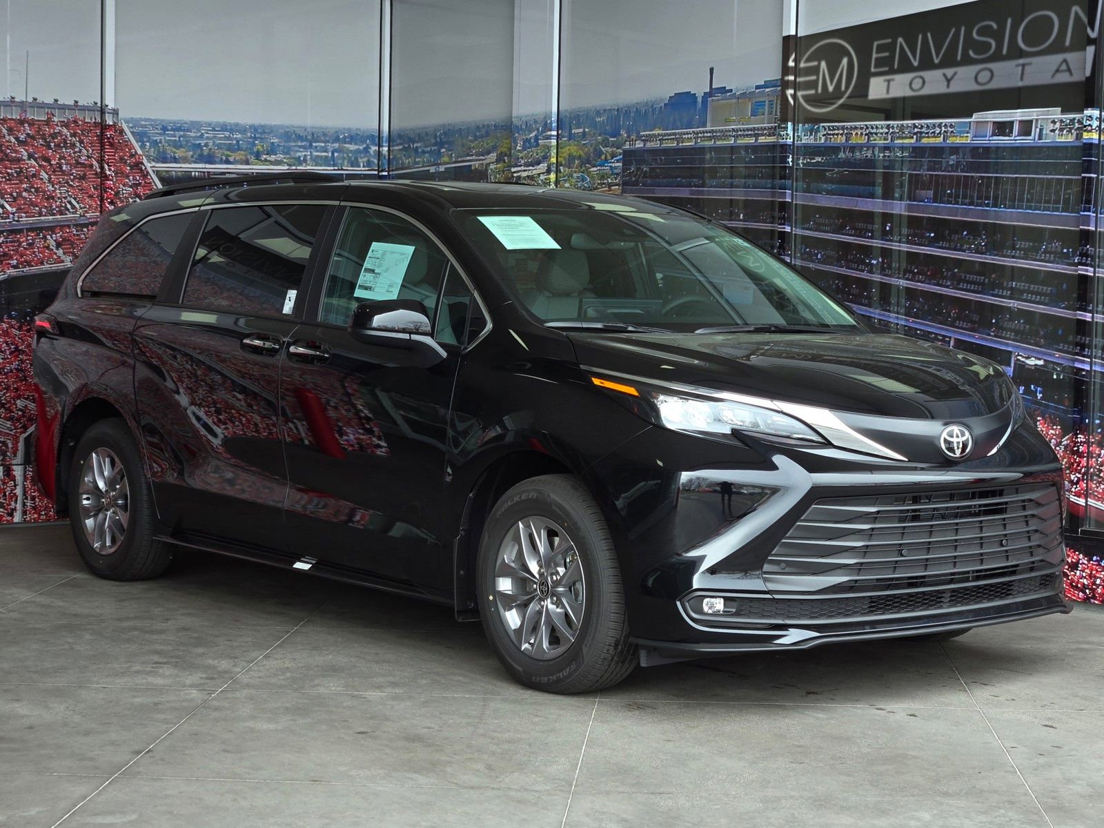 Used 2026 Toyota Sienna XLE image 1