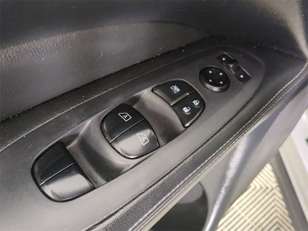 Used 2018 Nissan Pathfinder SV image 21