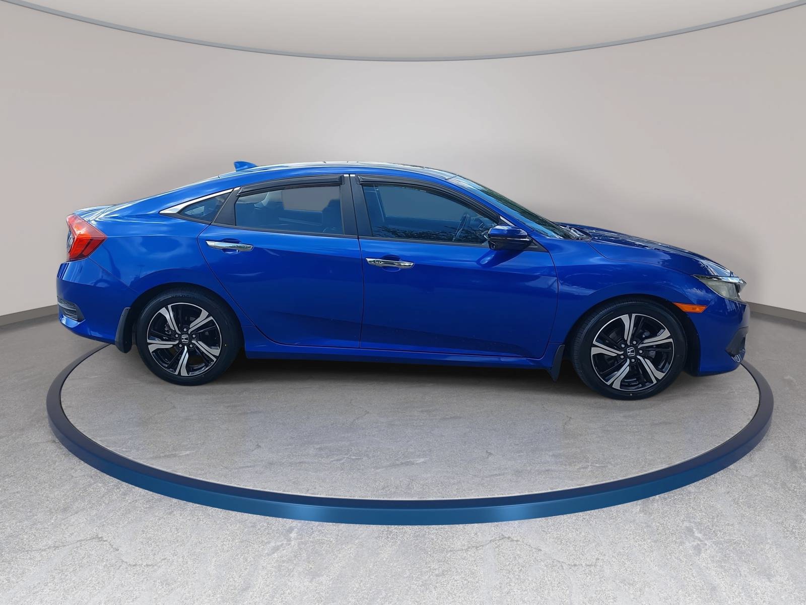 Used 2017 Honda Civic Touring image 4